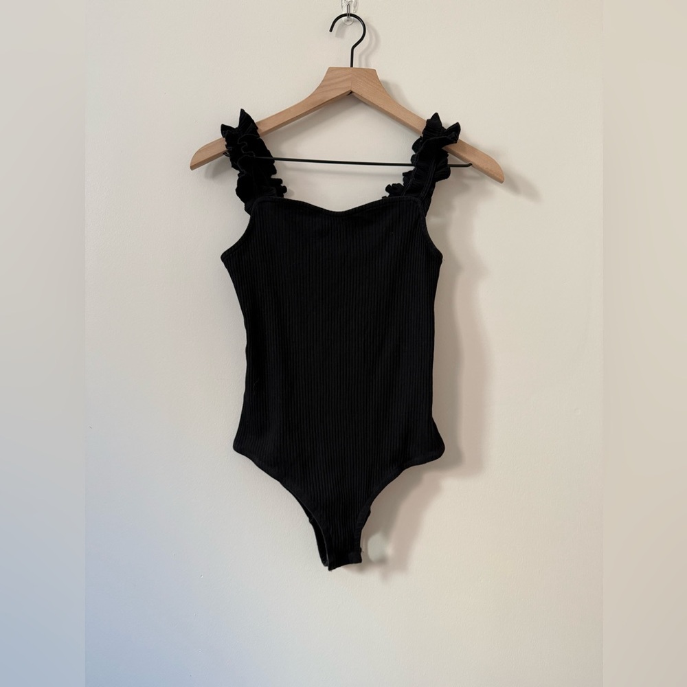 Black ribbed knit ruffle sleeve‎ tank bodysuit small